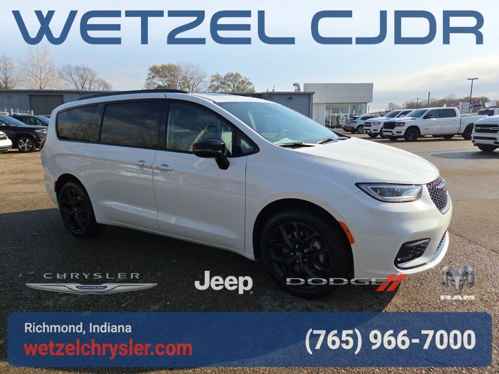 New 2026 Chrysler Pacifica Select