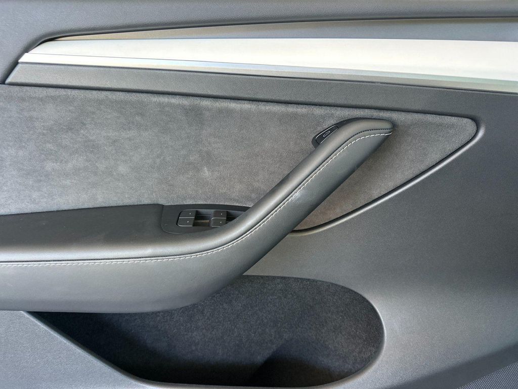 TESLA MODEL Y LONG RANGE DUAL MOTOR ALL-WHEEL DRIVE - 10