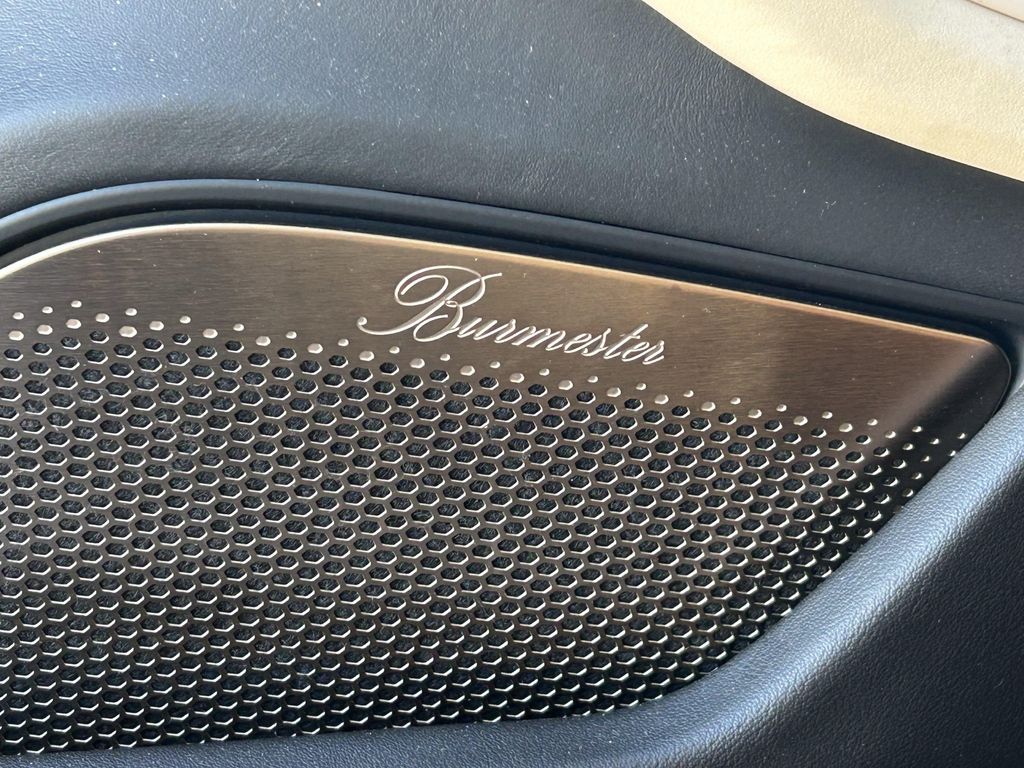 صورة 8 لـ 2020 Porsche TAYCAN TURBO