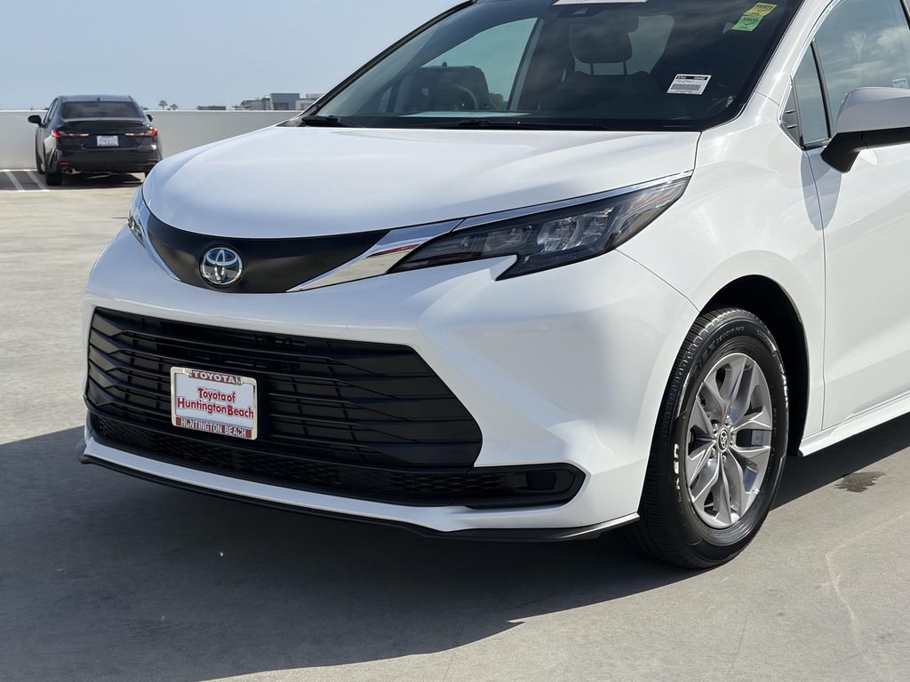 صورة 7 لـ 2025 Toyota SIENNA LE