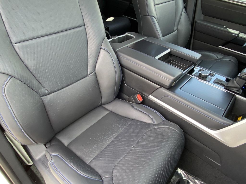 صورة 11 لـ 2025 Toyota TUNDRA PLATINUM