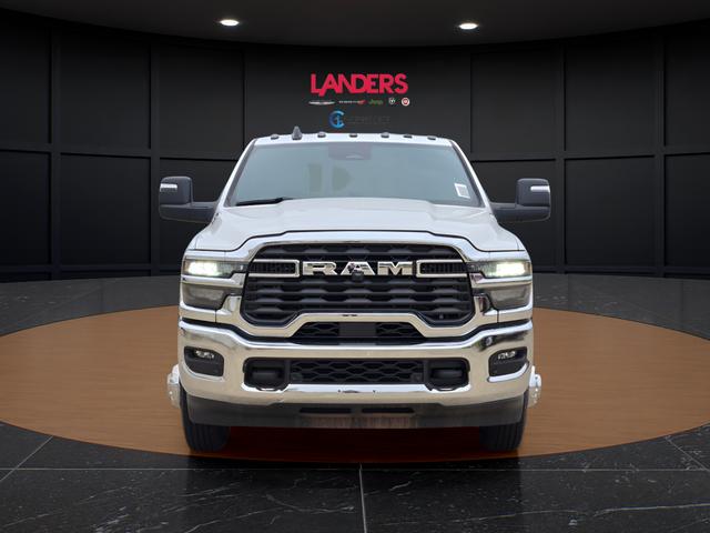 صورة 4 لـ 2026 RAM 3500 TRADESMAN CREW CAB 4X4 8' BOX