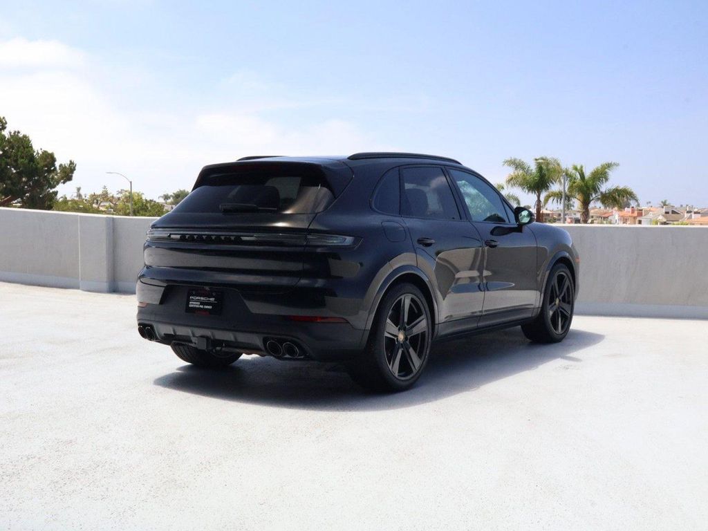 صورة 9 لـ 2024 Porsche CAYENNE