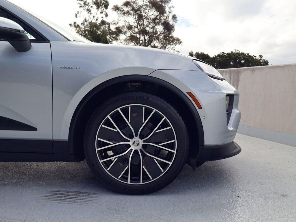 صورة 10 لـ 2025 Porsche MACAN MACAN ELECTRIC