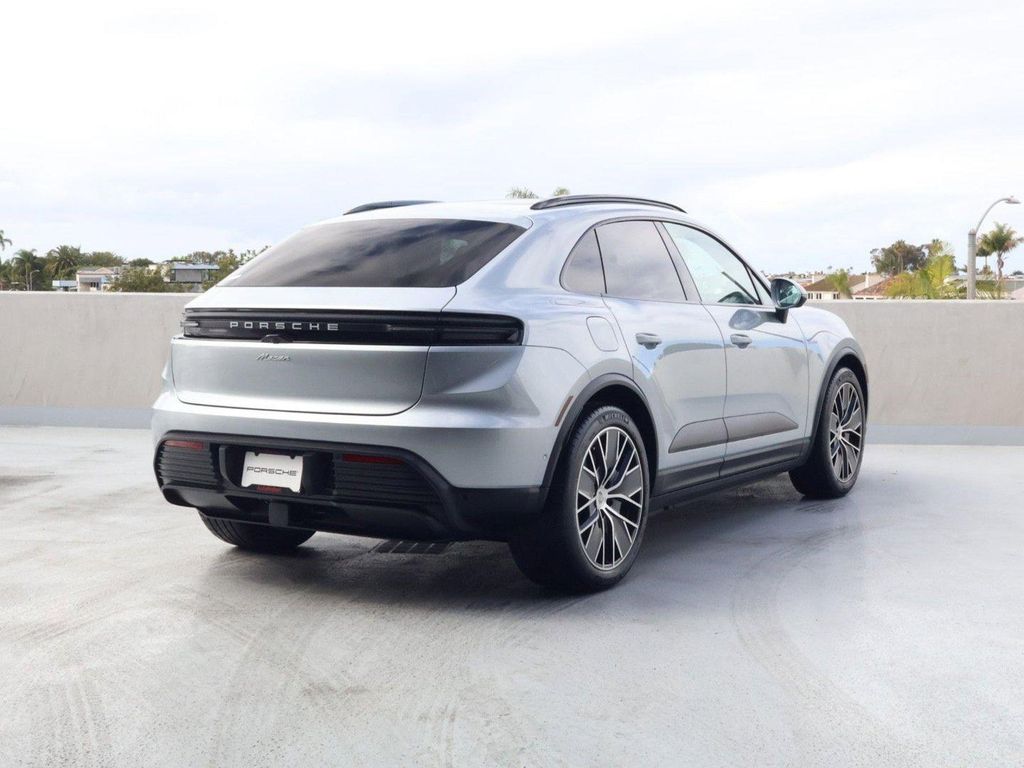 صورة 9 لـ 2025 Porsche MACAN MACAN ELECTRIC