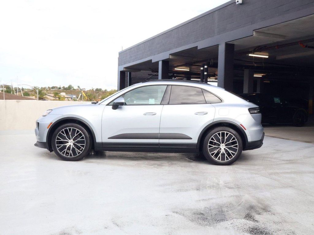 صورة 2 لـ 2025 Porsche MACAN MACAN ELECTRIC