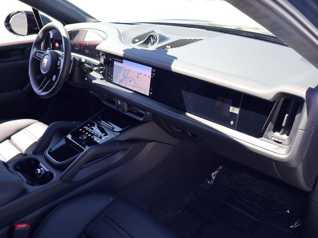 2026 Porsche CAYENNE GTS 缩略图 25