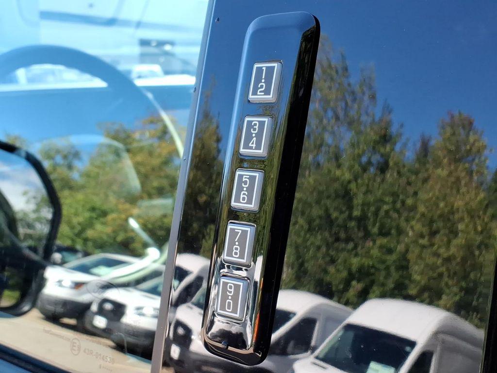 2027 FORD F-250 XLT 缩略图 18