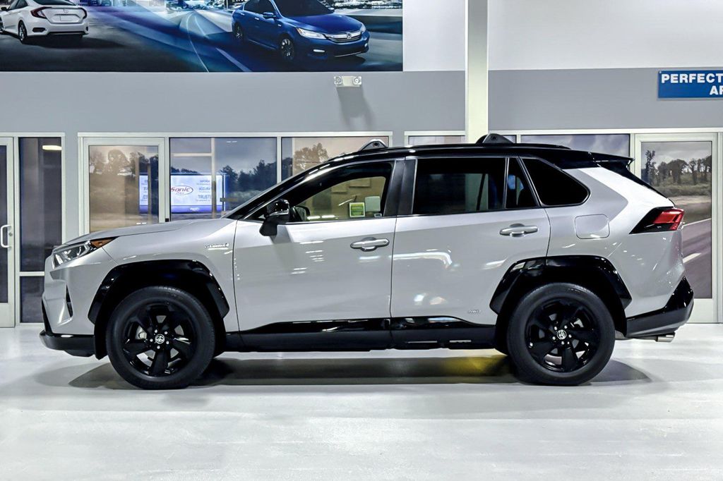 2021 Toyota RAV4 HYBRID SE — фото 2