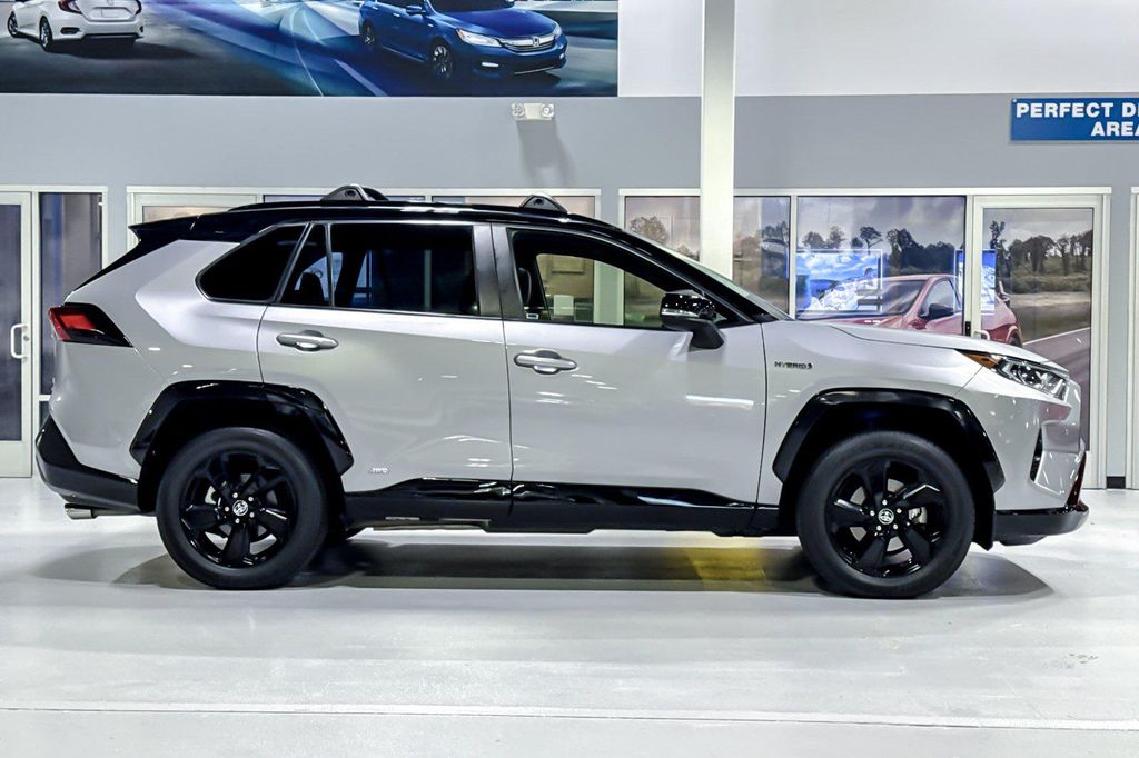 2021 Toyota RAV4 HYBRID SE — фото 8