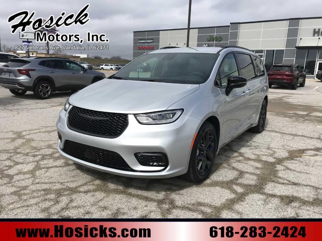 New 2026 Chrysler Pacifica Select