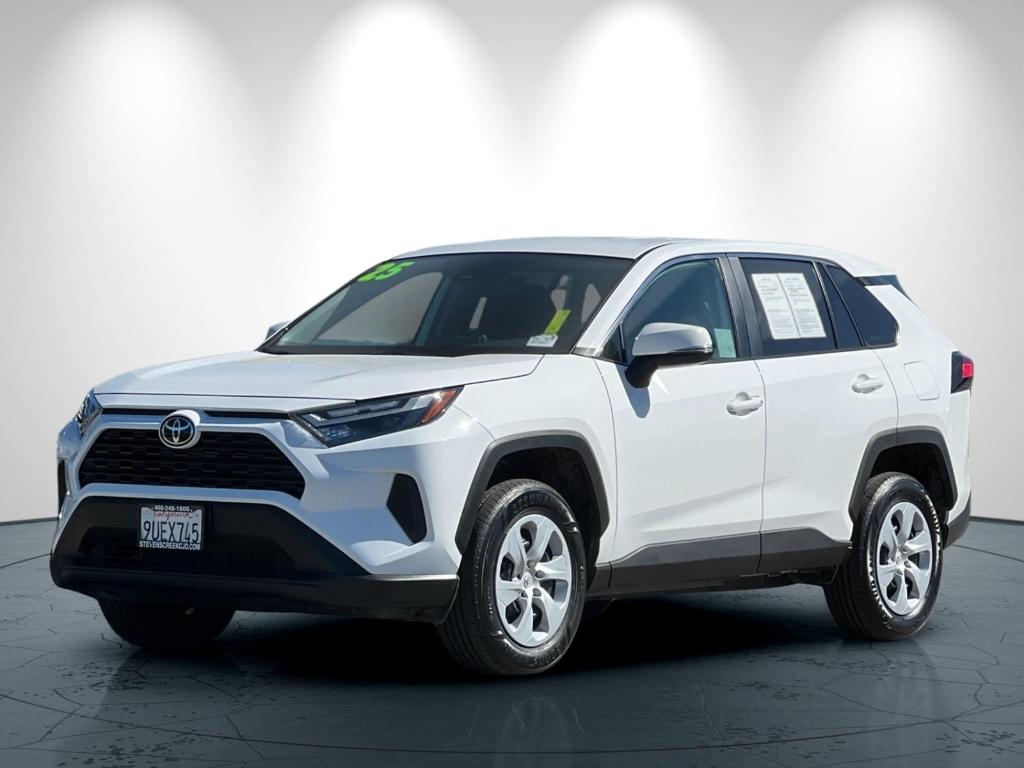 2025 Toyota RAV4 LE — фото 8