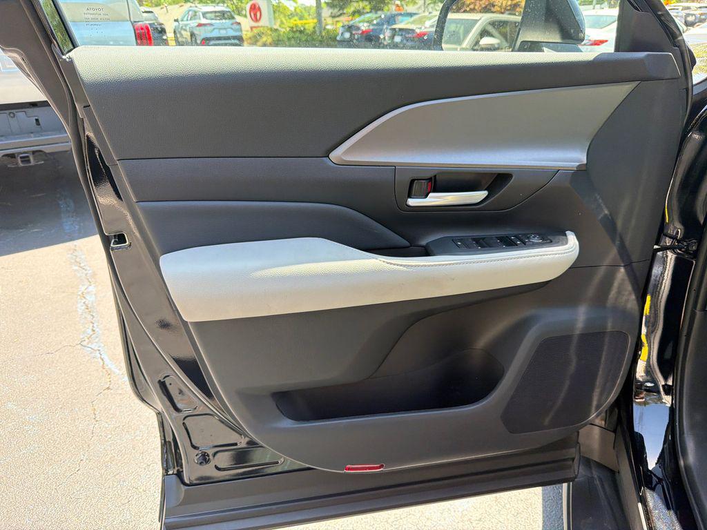 TOYOTA GRAND HIGHLANDER - 10