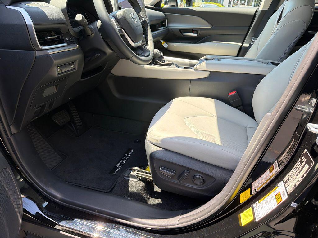 TOYOTA GRAND HIGHLANDER - 9