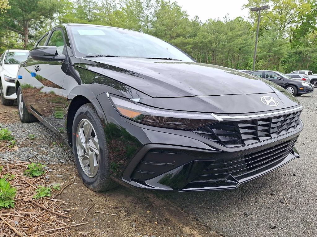 New 2026 Hyundai ELANTRA SE