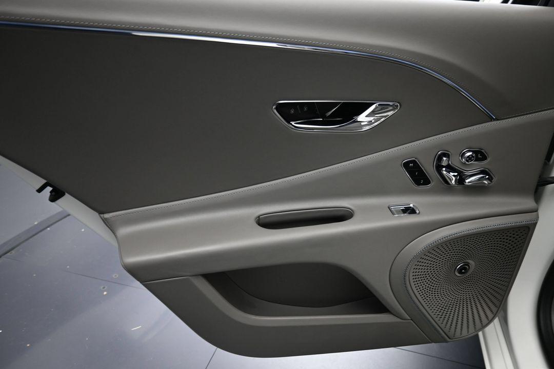 2022 Bentley FLYING SPUR HYBRID — миниатюра 19
