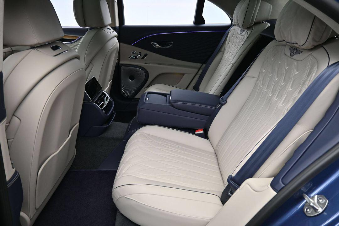 2026 Bentley FLYING SPUR AZURE — фото 8