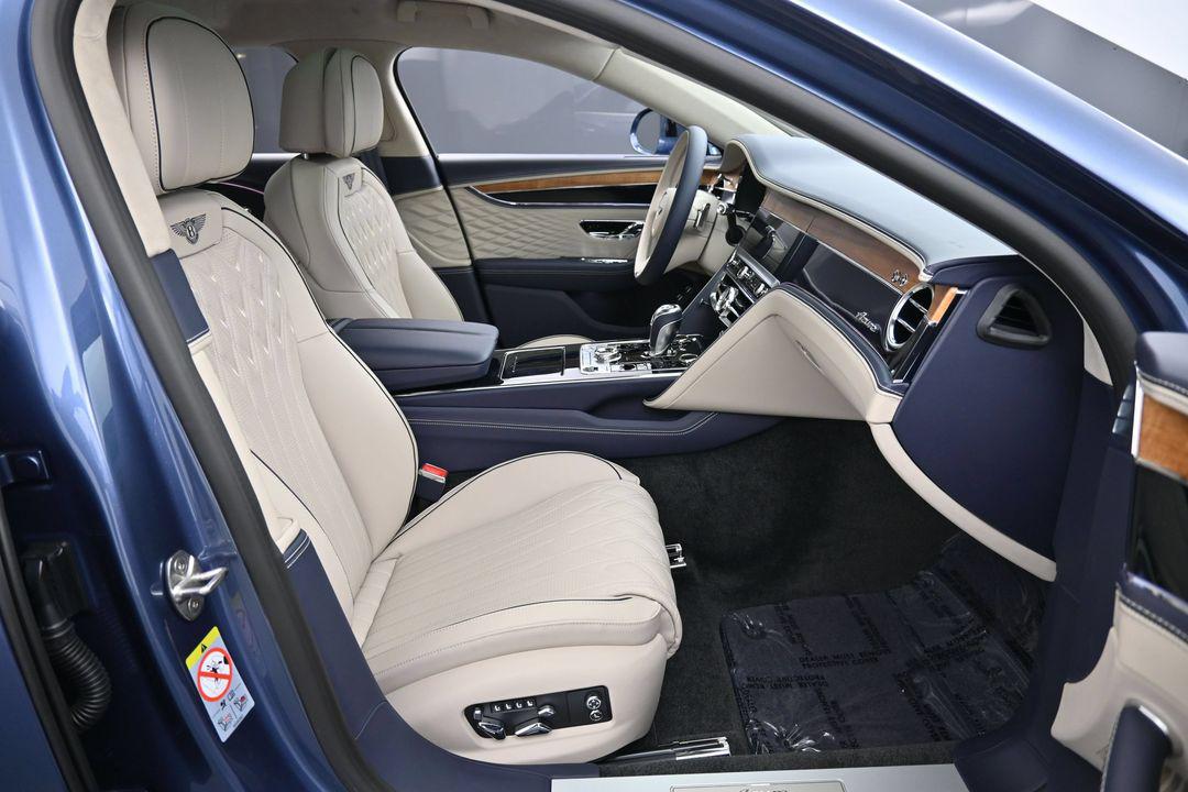 2026 Bentley FLYING SPUR AZURE — миниатюра 28