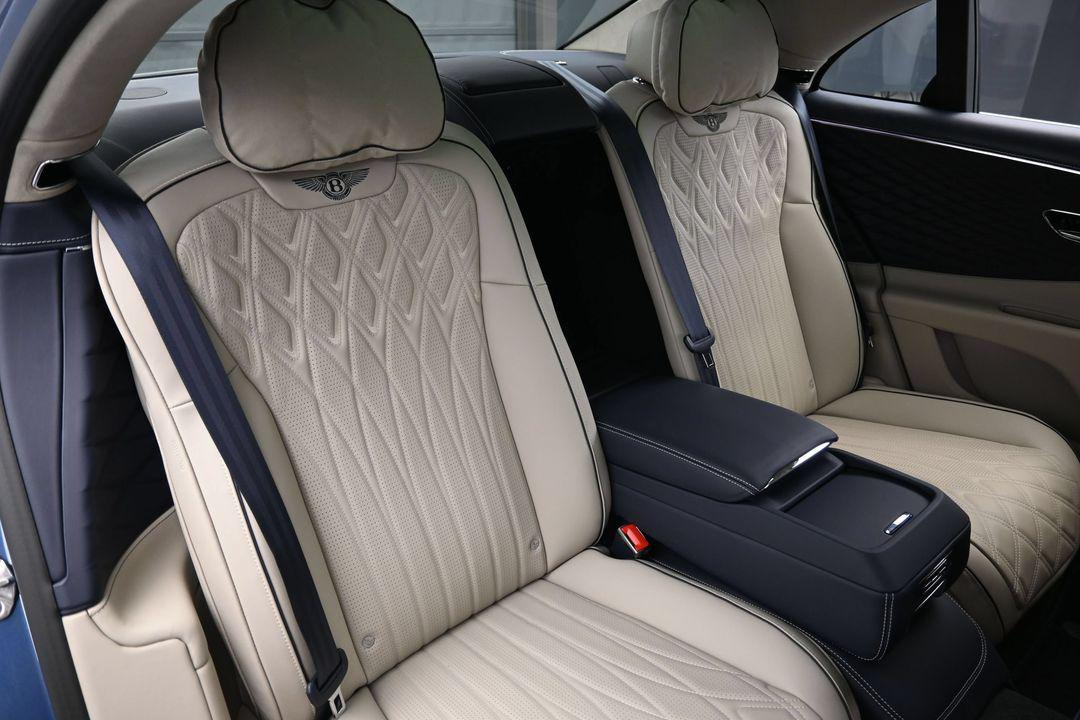 2026 Bentley FLYING SPUR AZURE — фото 10