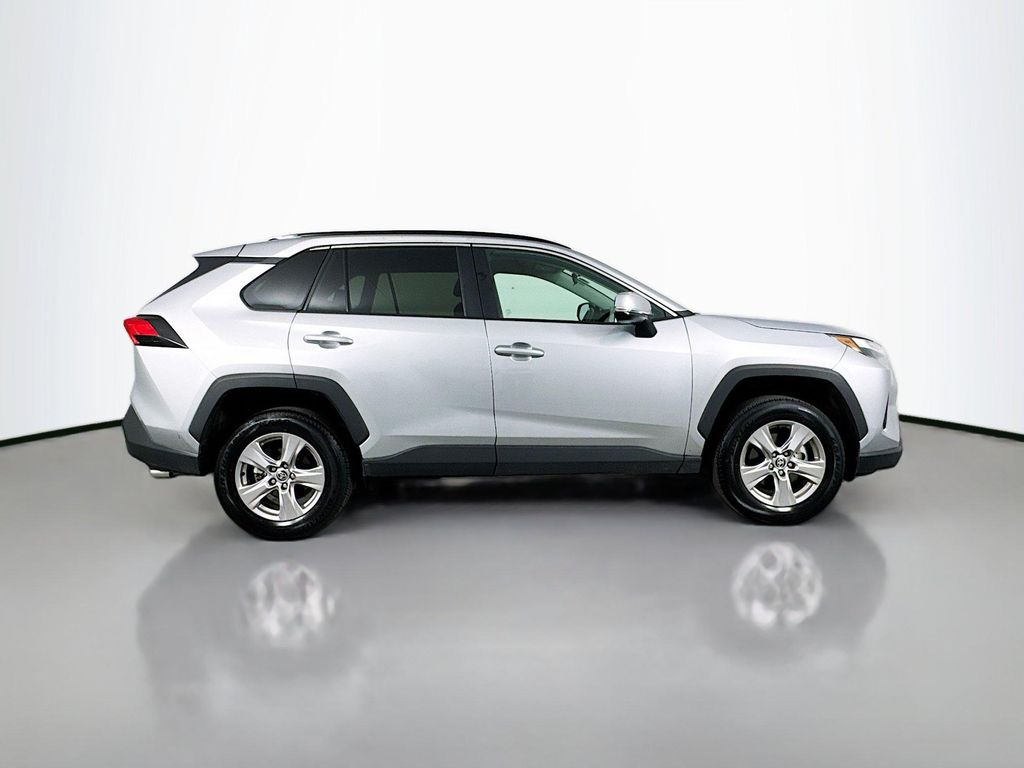 صورة 8 لـ 2025 Toyota RAV4 XLE