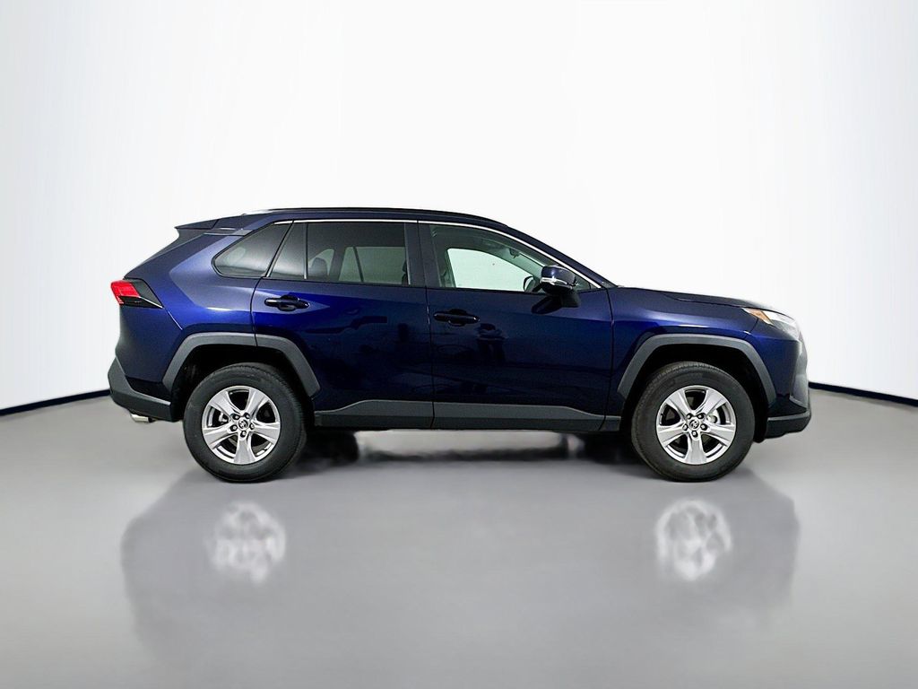 صورة 8 لـ 2025 Toyota RAV4 XLE
