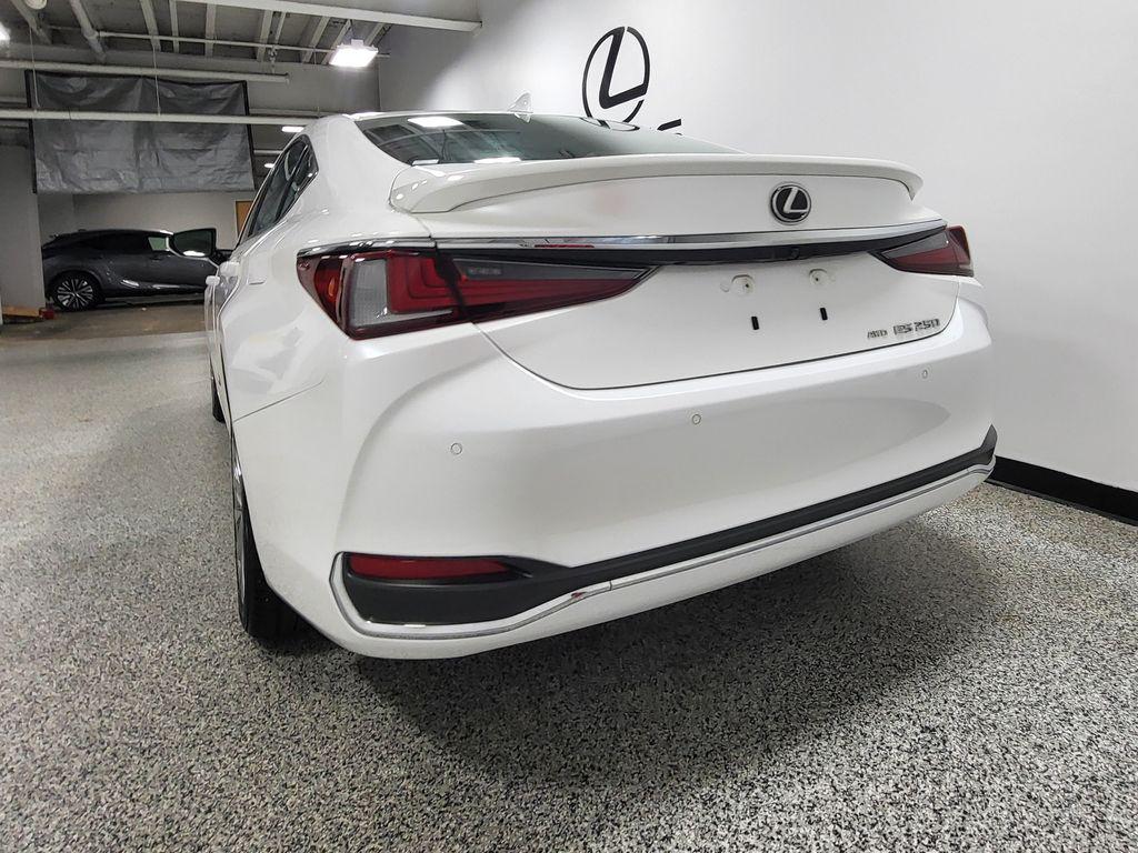 صورة مصغرة 45 لـ 2021 Lexus ES 250 BASE