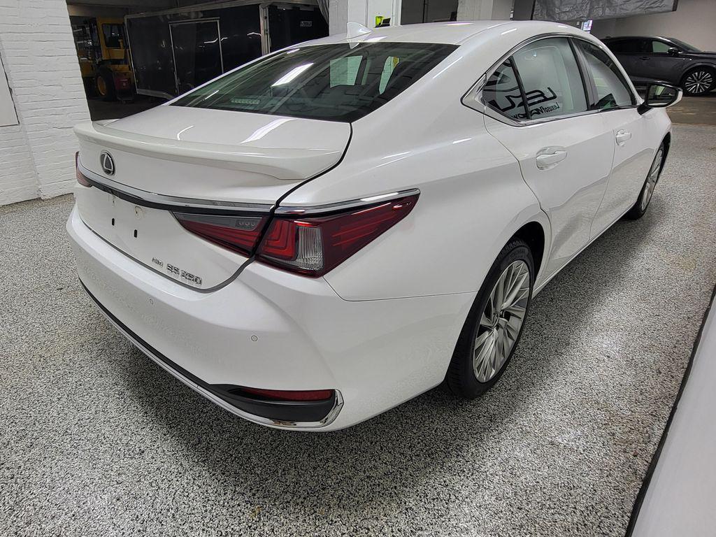 صورة مصغرة 42 لـ 2021 Lexus ES 250 BASE