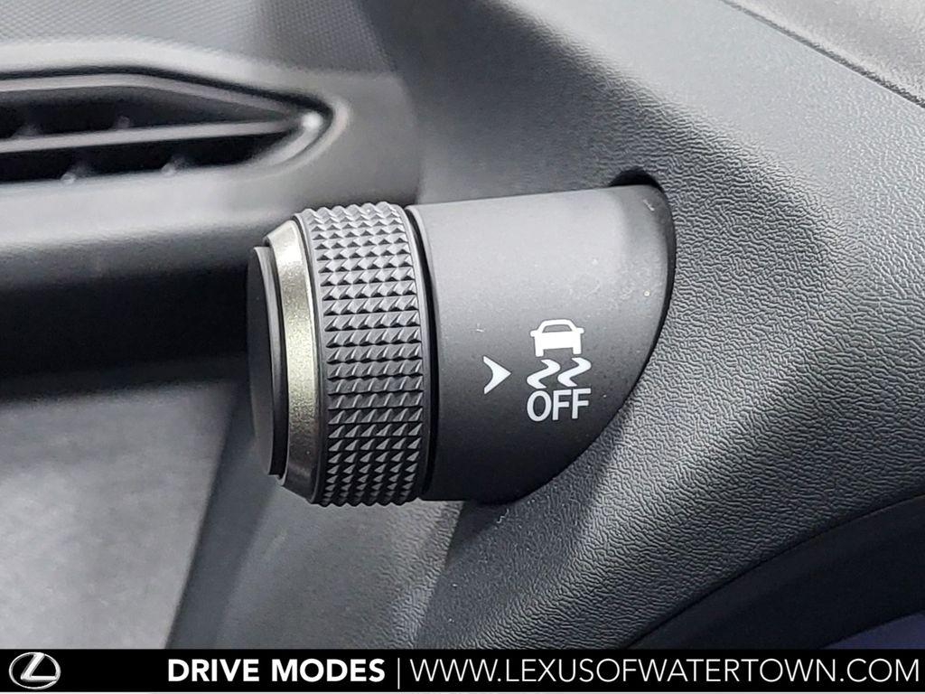 صورة 27 لـ 2025 Lexus UX 300H PREMIUM