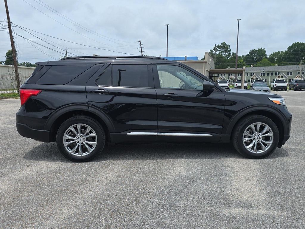 2023 FORD EXPLORER XLT photo 2