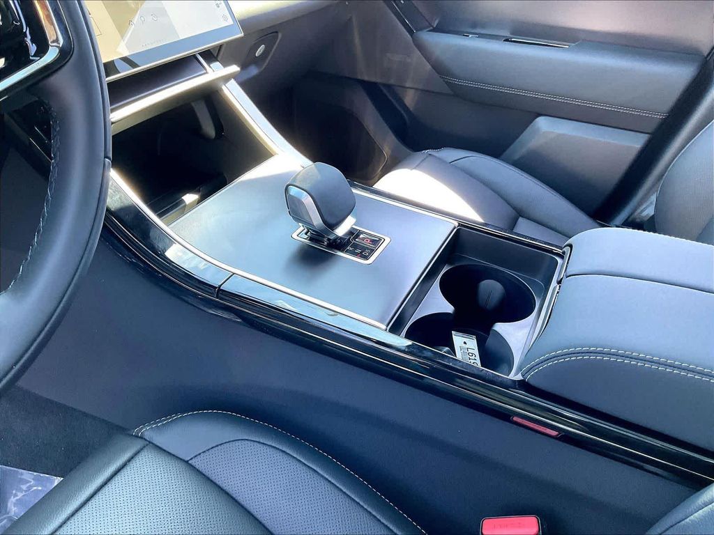 2026 LAND Rover RANGE ROVER VELAR BELGRAVIA EDITION — фото 10