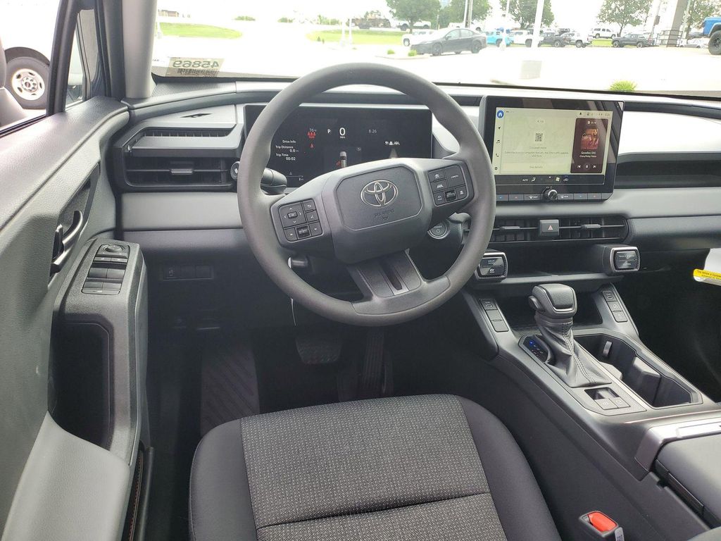 2026 Toyota RAV4 LE — миниатюра 12