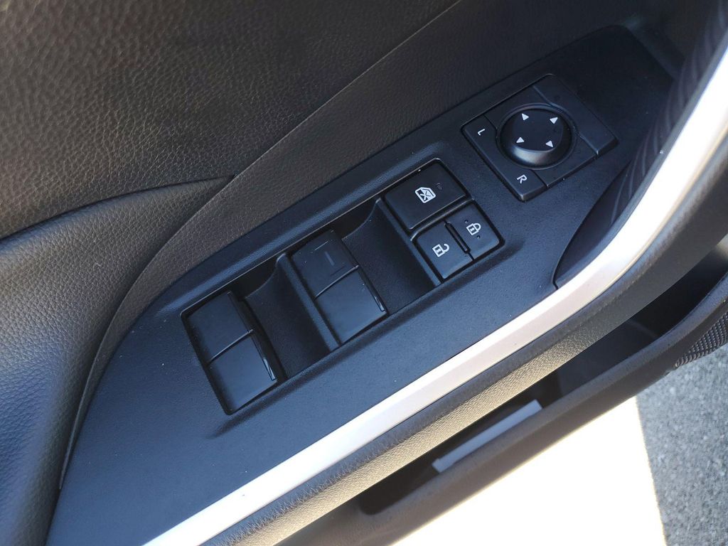 صورة مصغرة 21 لـ 2025 Toyota RAV4 LE