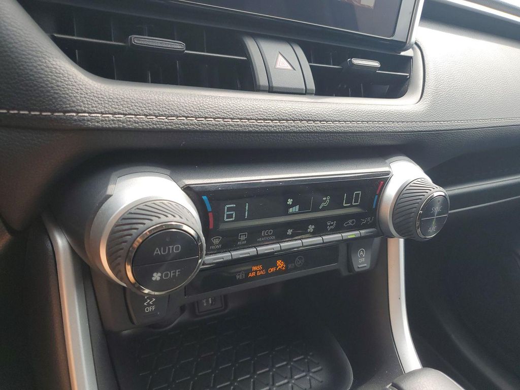 صورة مصغرة 27 لـ 2025 Toyota RAV4 XLE