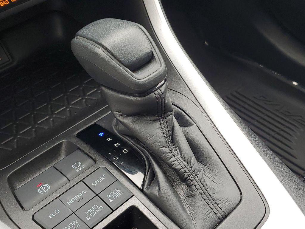 صورة مصغرة 30 لـ 2023 Toyota RAV4 LE