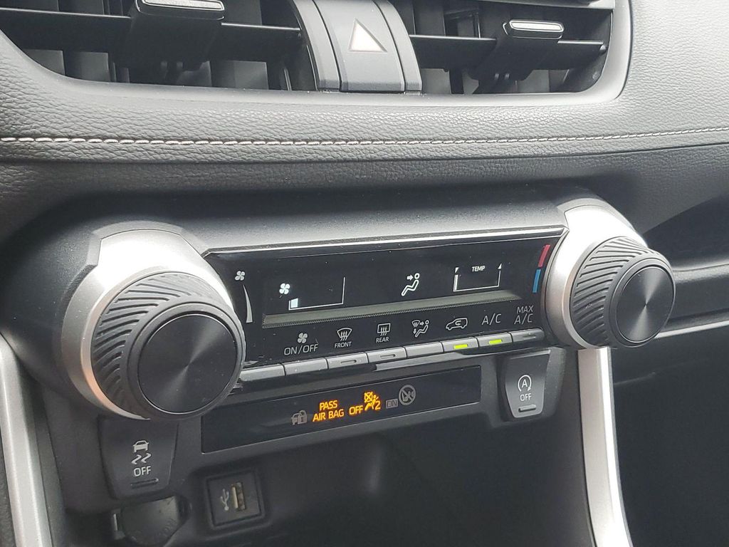 صورة مصغرة 28 لـ 2023 Toyota RAV4 LE