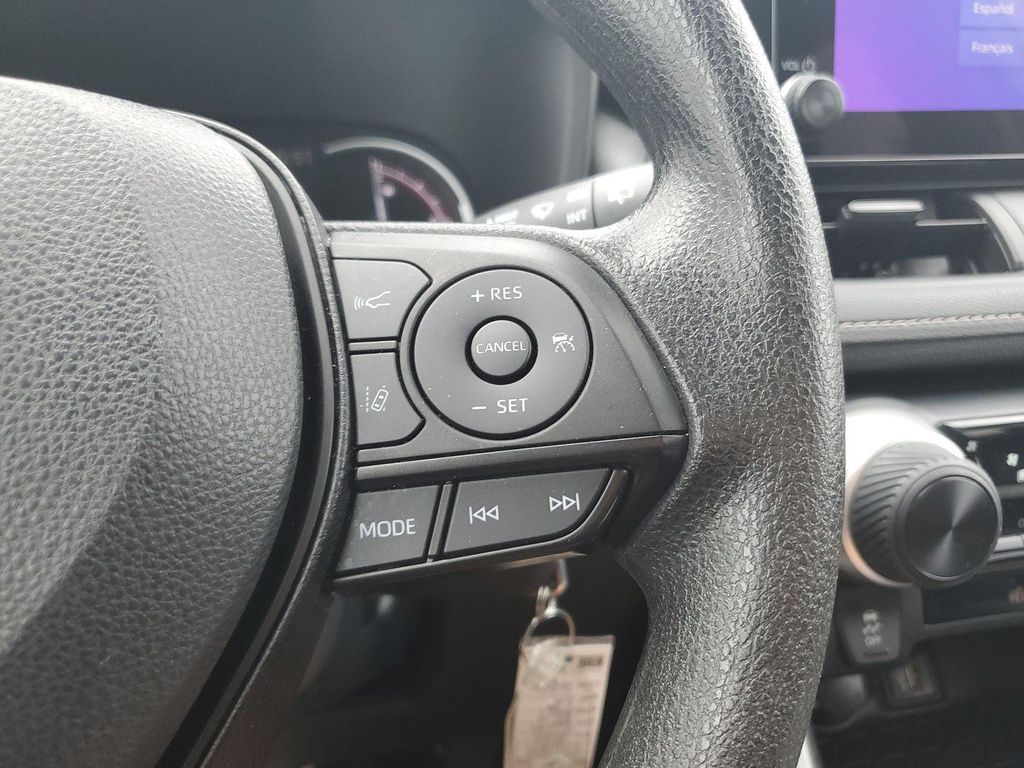 صورة مصغرة 23 لـ 2023 Toyota RAV4 LE