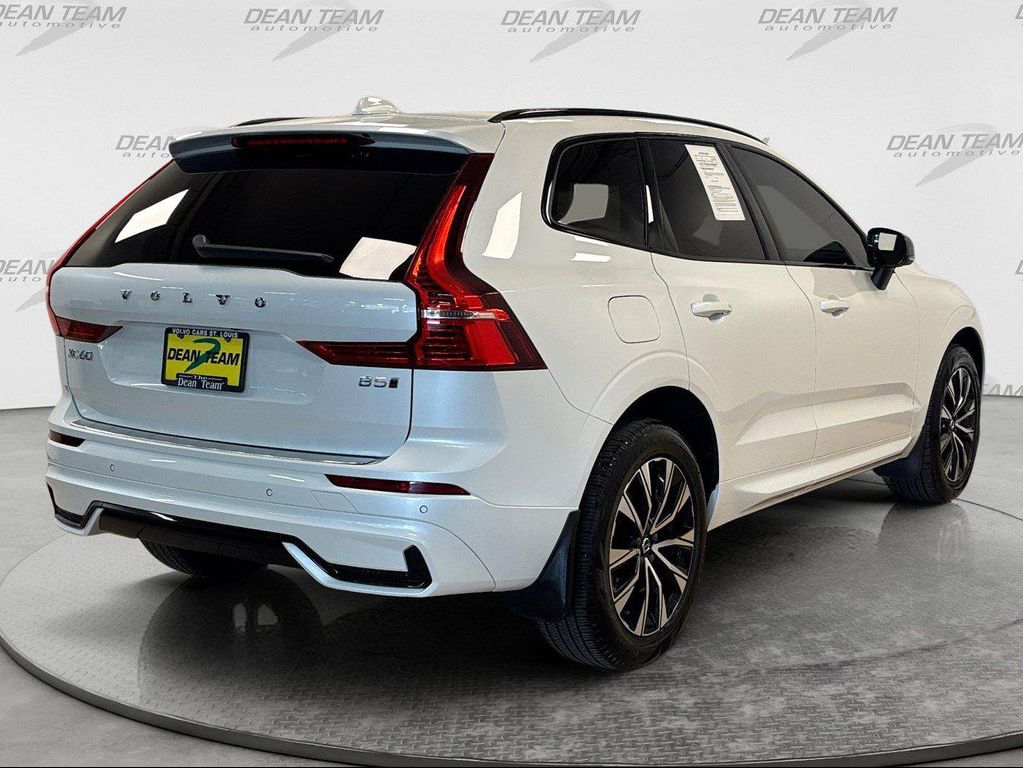 2024 Volvo XC60 B5 CORE DARK THEME — фото 4