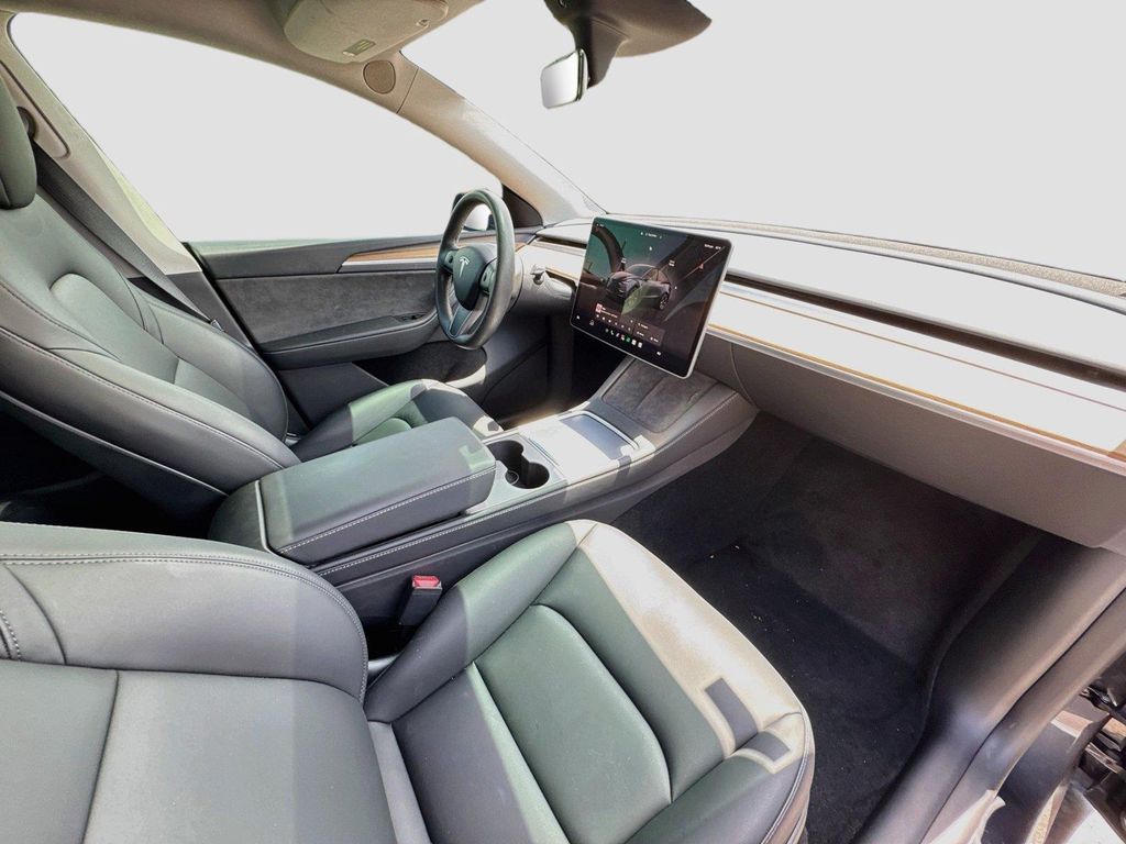 2025 Tesla MODEL Y LONG RANGE DUAL MOTOR REAR-WHEEL DRIVE — фото 16