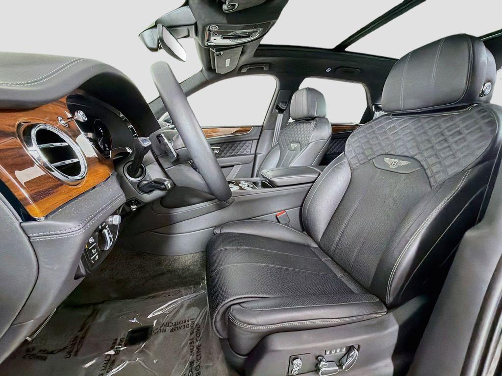 صورة 22 لـ 2023 Bentley BENTAYGA AZURE