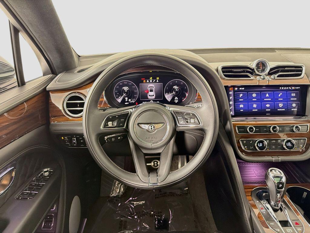 صورة 24 لـ 2023 Bentley BENTAYGA AZURE