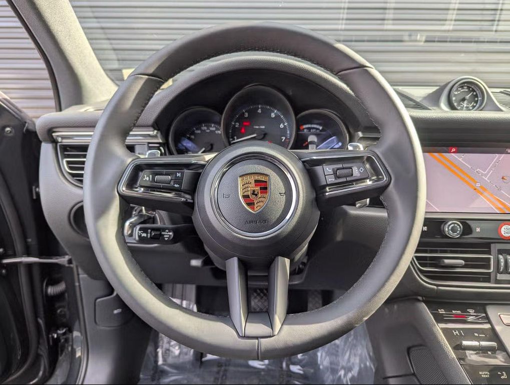 2026 Porsche MACAN — миниатюра 16