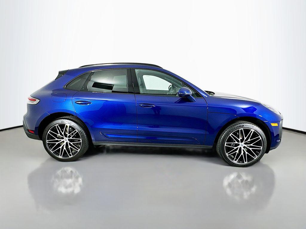 2025 Porsche MACAN photo 8