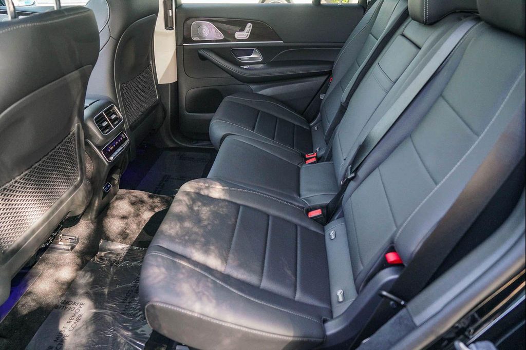2026 Mercedes-BENZ GLS — миниатюра 17