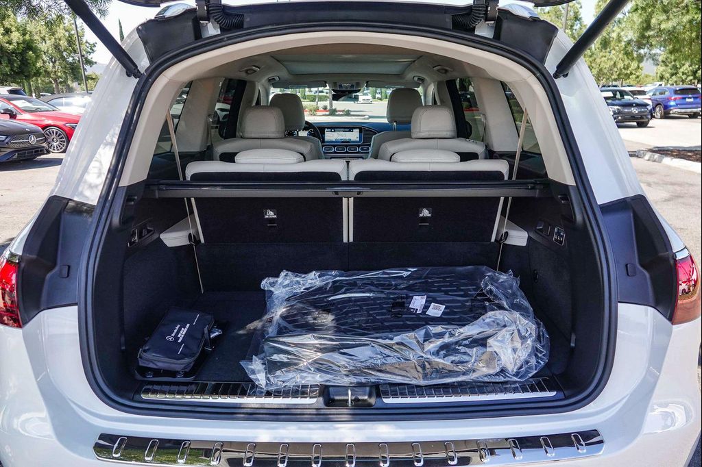 2026 Mercedes-BENZ GLS — миниатюра 25