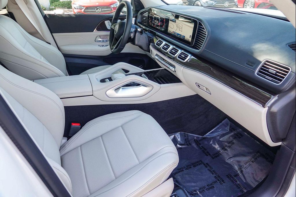 2026 Mercedes-BENZ GLS — миниатюра 15
