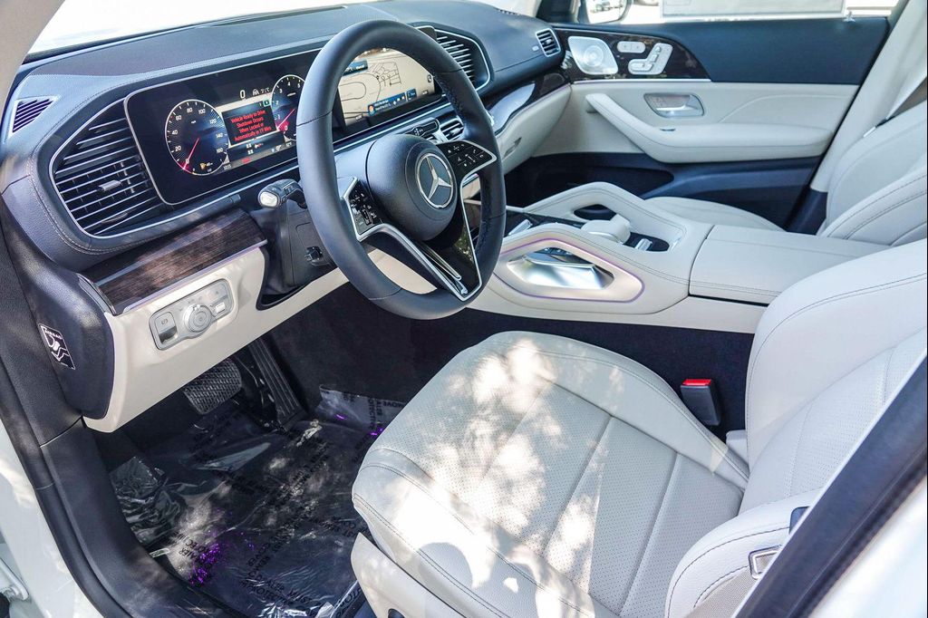 2026 Mercedes-BENZ GLS — миниатюра 16