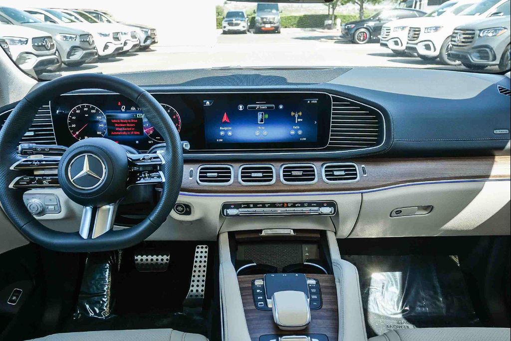 2026 Mercedes-BENZ GLS — миниатюра 12