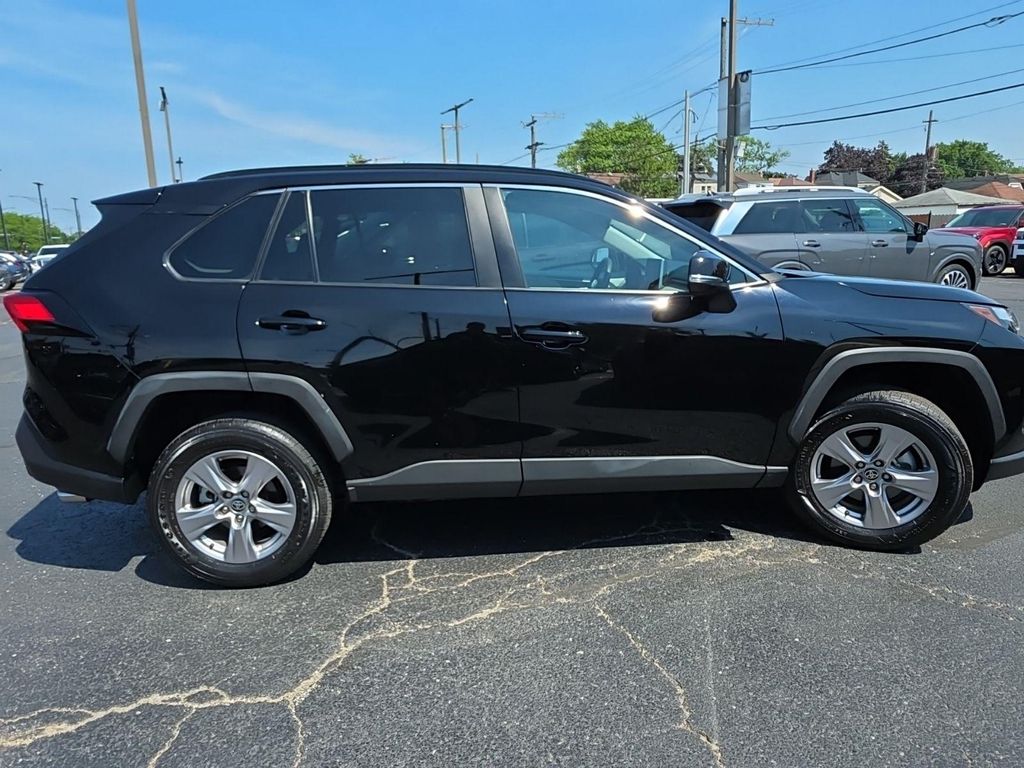 2025 Toyota RAV4 XLE photo 6