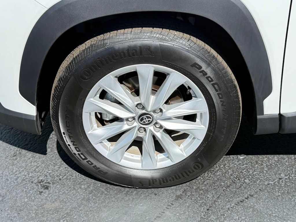2026 Toyota COROLLA CROSS LE photo 10