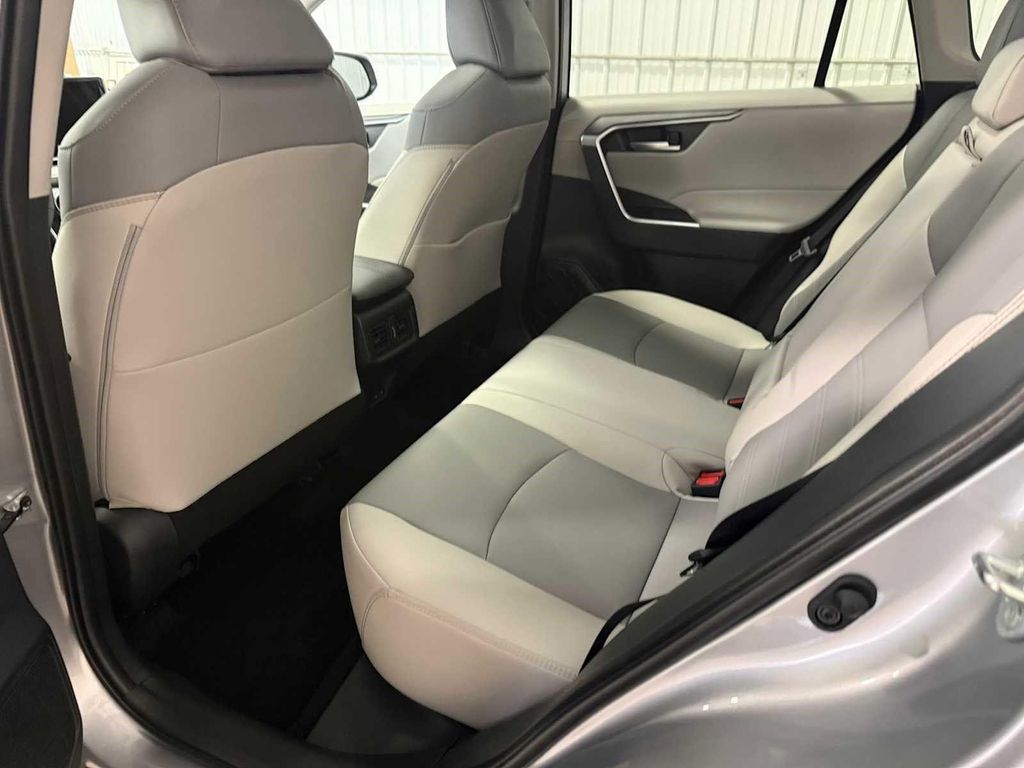 صورة مصغرة 23 لـ 2025 Toyota RAV4 XLE PREMIUM